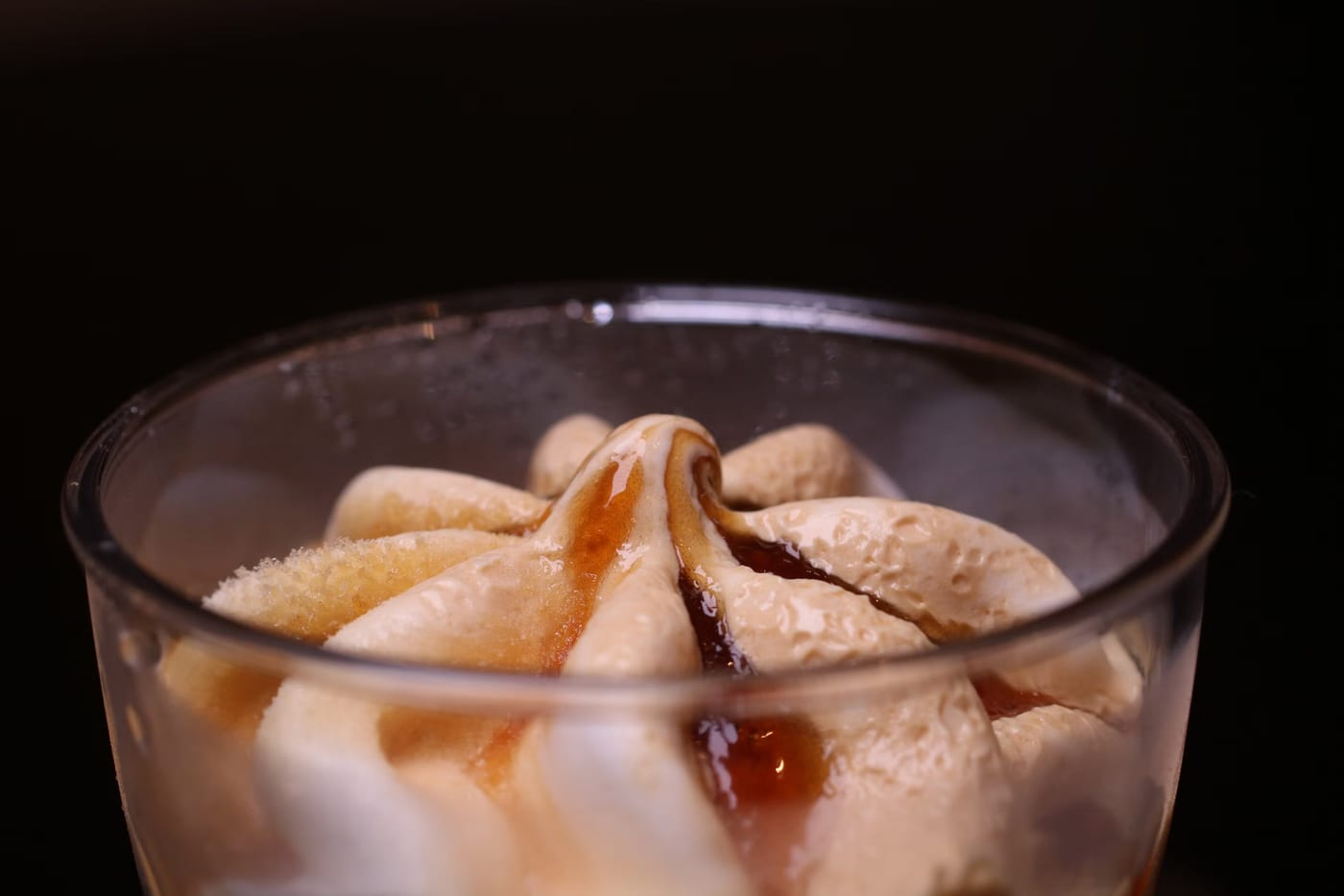 Coupe de glace vanille au caramel