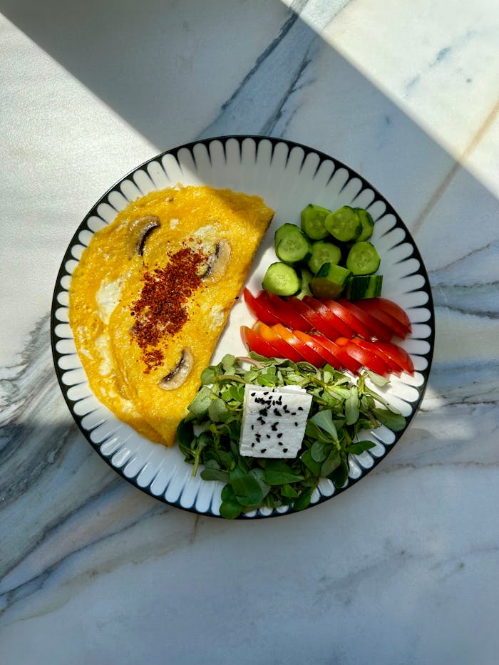 Œufs légumes fromage en assiette