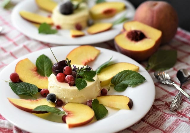 Panna cotta aux pêches et fruits rouges
