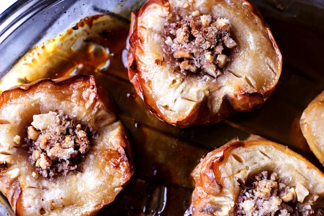 Pommes au four farcies aux noix et caramel