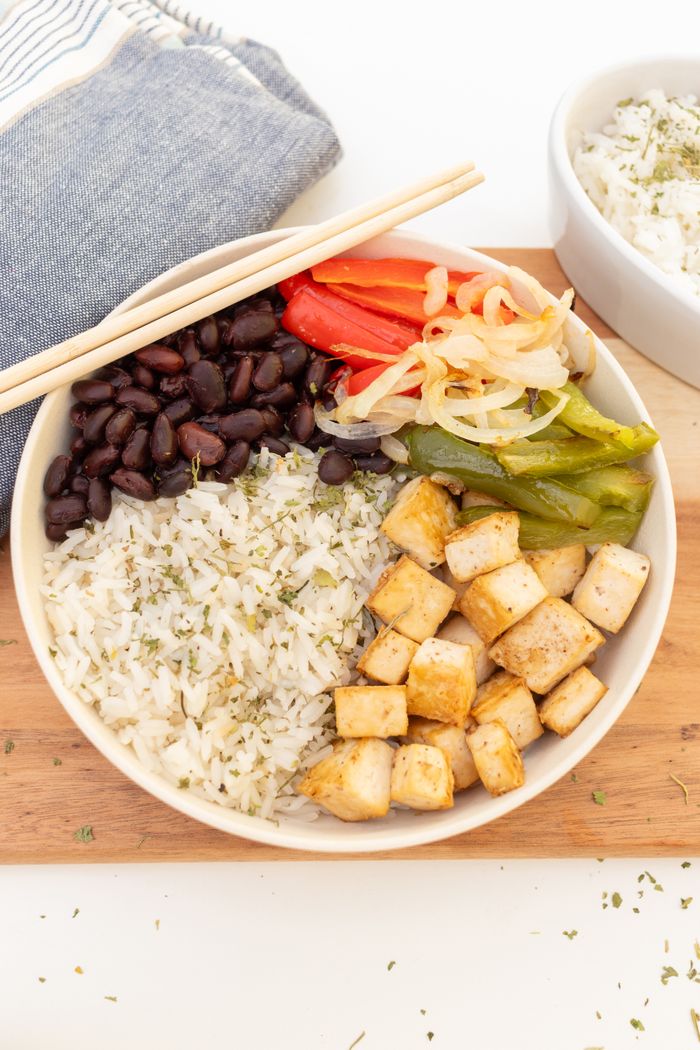 Riz haricots noirs tofu poivron