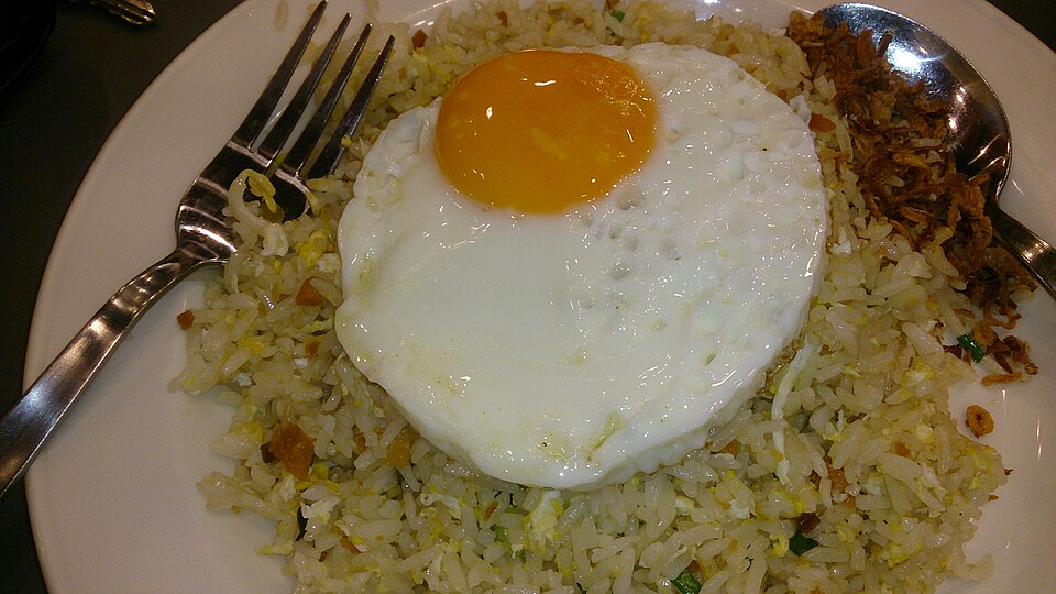 Riz sauté aux œufs et petits pois