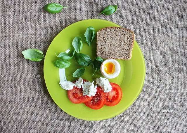 Salade de tomates, œuf mollet et tartine au basilic