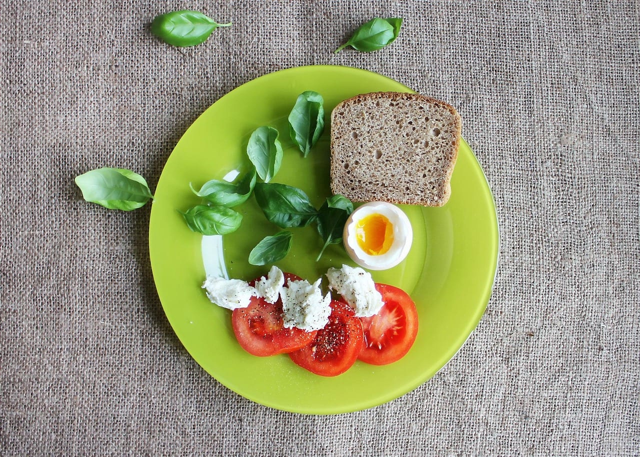 Salade de tomates, œuf mollet et tartine au basilic