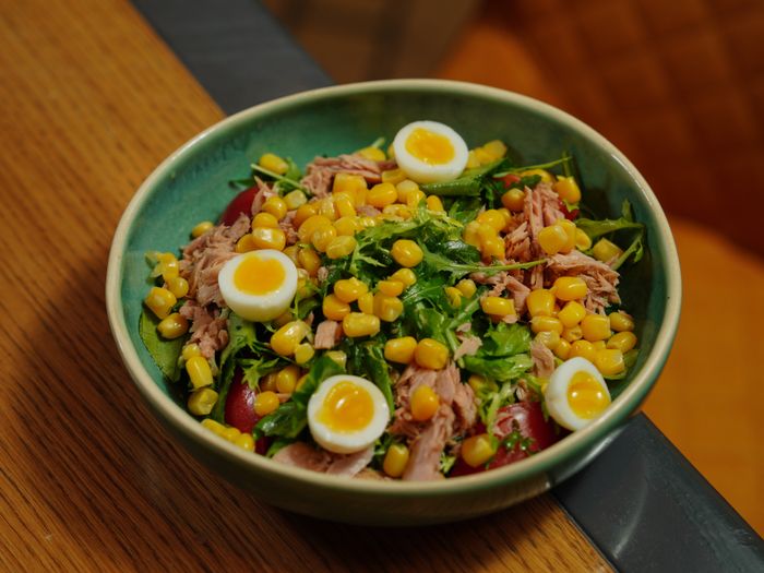 Salade thon maïs œuf tomate